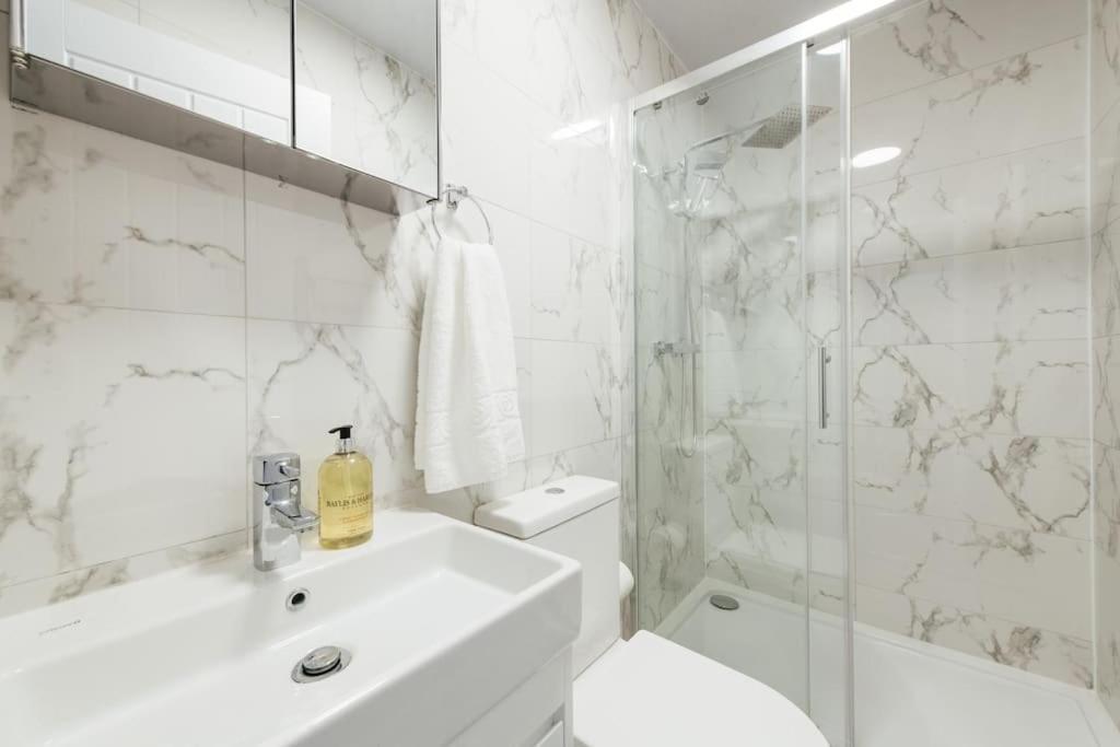 Modern 2 Bedroom Flat In Ilford, London Exterior photo